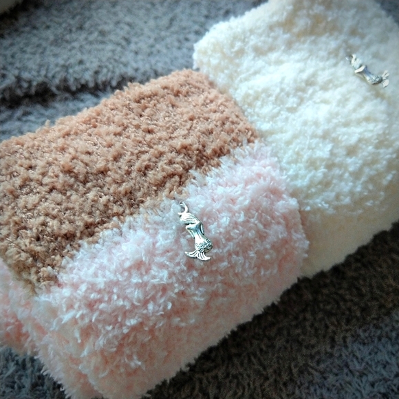 đNWTđ 2 PK PLUSH WINTER THIGH HIGH CLOUD SOCKS - Picture 10 of 12